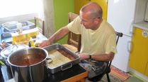 Olli kokkaa lasagnea miesten saunailtaan 5.2. Kuva: Pekka Korpela